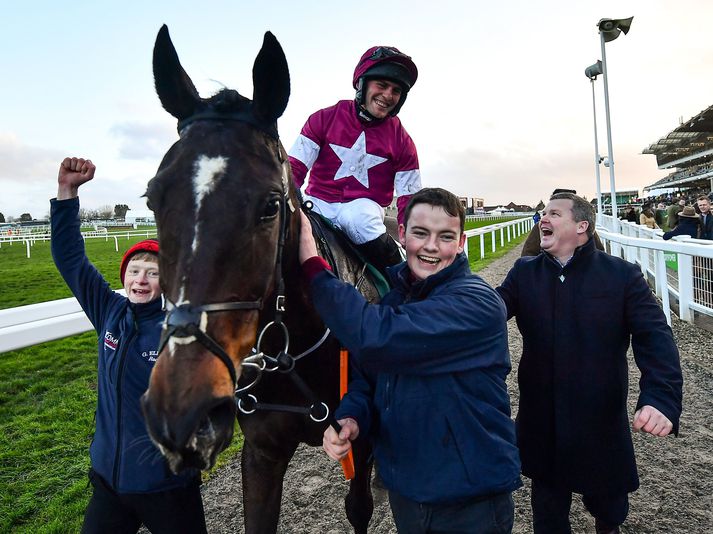 Rob James fagnar sigri á Cheltenham kappreiðunum í fyrra.