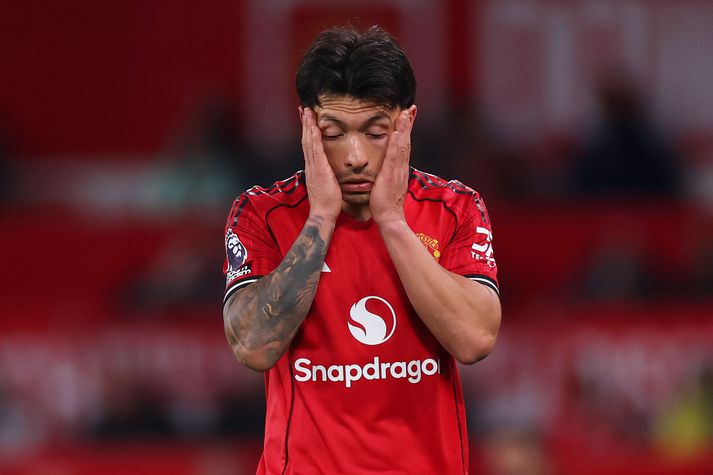 Lisandro Martinez gengur svekktur af velli eftir að hafa fengið að líta rauða spjaldið í kvöld.