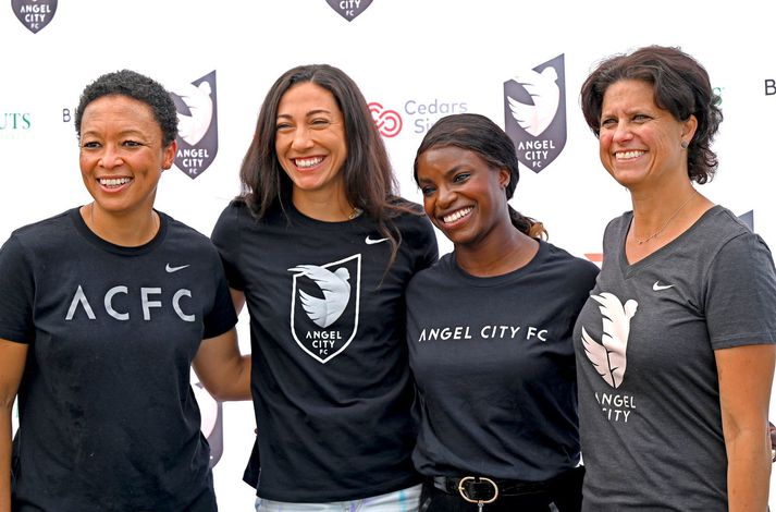 Bandaríska landsliðkonan Christen Press var tilkynnt sem fyrstu leikmaður Angel City í september og hér er hún með varaforsetanum Angela Hucles Mangano, íþróttastjóranum Eniolu Aluko og forseta félagsins Julie Uhrman.