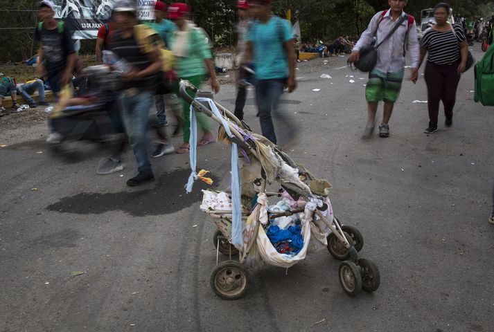 Ekki liggur fyrir hve margir eru í hópnum en sendiherra Hondúras í Mexíkó nefndi 3.500 manns í dag.