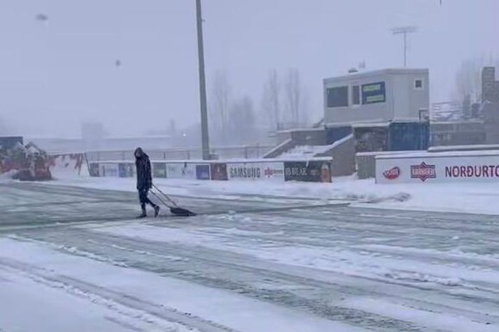 Starfsmenn KA voru að störfum lengi fram eftir degi en snjó hefur kyngt niður á Akureyri í dag.