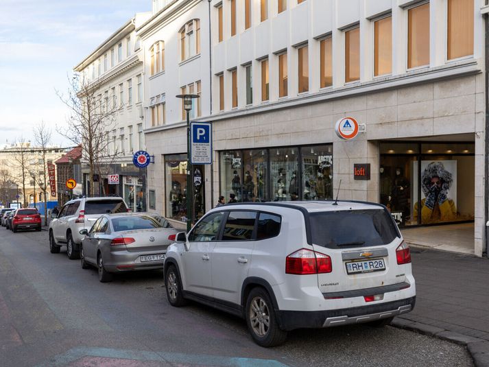 Gjaldskyldu á P1 og P2 svæðum í miðborginni á að ljúka klukkan 20 í stað 21 frá 1. október. Breytingin er sögð fyrsta skrefið í heildarendurskoðun bílastæðakerfis borgarinnar.