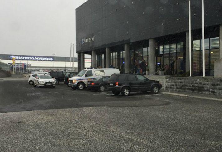 Frá aðgerðum lögreglu við Arion-banka fyrr í dag.