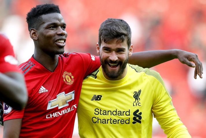 Paul Pogba hjá Manchester United og Alisson Becker hjá Liverpool á góðri stundu.