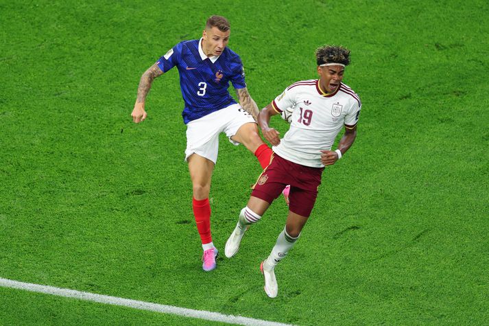 Lucas Digne sparkar í Lamine Yamal innan teigs og fékk dæmt á sig víti. Spánverjar komust í 1-0 og unnu undanúrslitaleikinn á endanum 2-0.