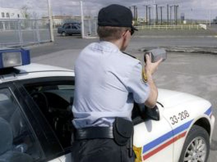 Lögreglumaður við hraðamælingar. Í gærkvöldi var hinsvegar mannlaus bíll sem mældi við Sóleyjargötuna.