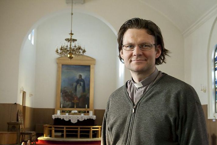 Skúli S. Ólafsson segist vel skilja þá sem sjái á eftir steindu gluggunum en þeir verða teknir niður í næsta mánuði.