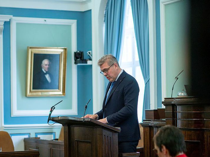 Bjarni Benediktsson forsætisráðherra verst vantrausti á hendur ríkisstjórn hans í kvöld.