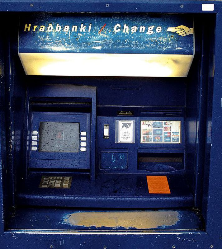 Hraðbanki Farið var með annan bróðurinn í hraðbanka þar sem lögreglan handtók ræningjann.