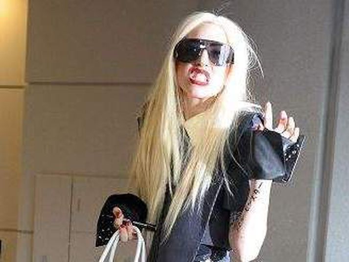 Gjafmild Lady GaGa gaf vinkonu sinni, Beyoncé, demantasvipu í 29 ára afmælisgjöf.