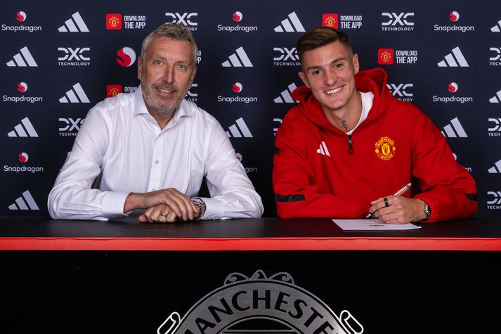 Benjamin Sesko skrifar undir samning við Manchester United við hlið Jason Wilcox, yfirmanns knattspyrnumála hjá United. 