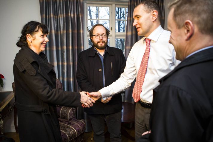 Birgitta og Guðni heilsast á fundi á Staðastað í Sóleyjargötu í dag.