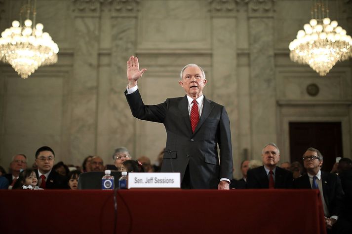 Jeff Sessions sór eið frammi fyrir þingnefnd.