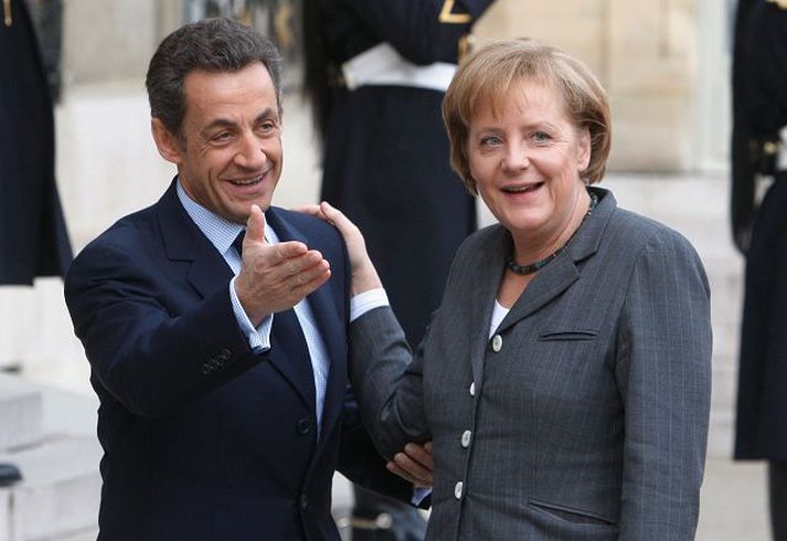 Sarkozy og Merkel Hittust í París í gær. fréttablaðið/AP