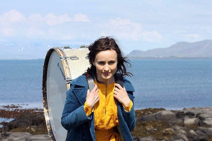 Útgáfutónleikar á þriðjudaginn. Margrét Kristín Sigurðardóttir, Fabúla, með trommu á bakinu. 
Mynd/Börge Wigum