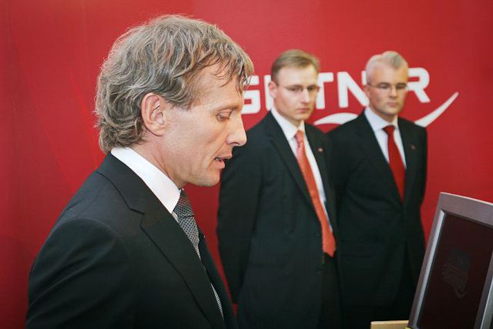 Efsta lagið hjá Glitni Þorsteinn M. Jónsson stjórnarformaður ásamt Bjarna Ármannssyni, fráfarandi forstjóra, og Lárusi Welding, sem tók við starfanum þegar tilkynnt var um breytinguna 30. apríl sl. 