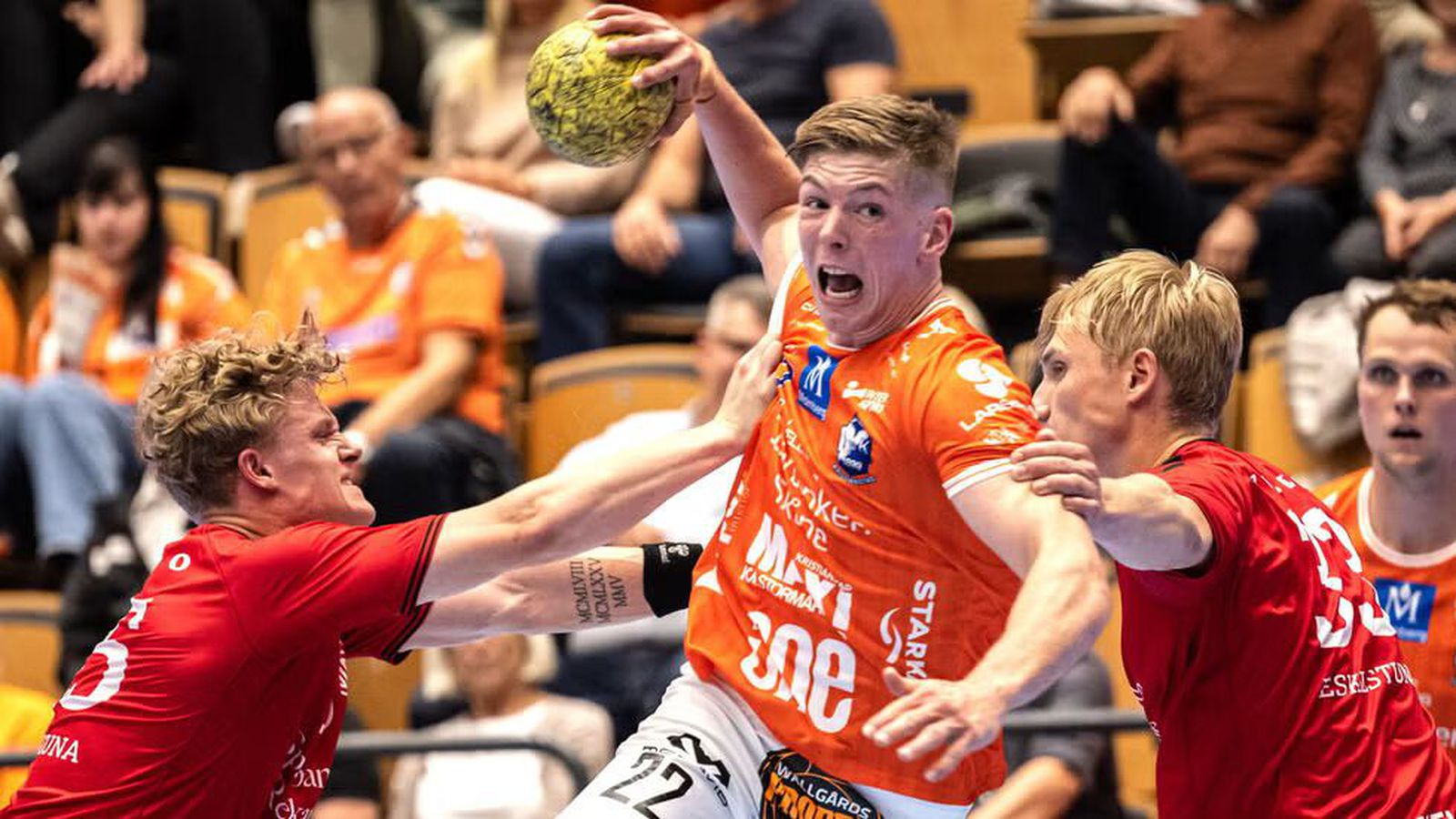 Arnór með bakið upp við vegg en Einar fagnar