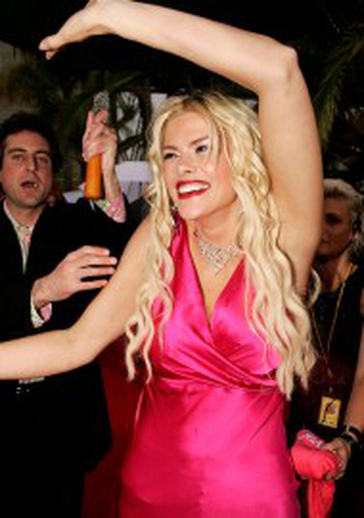 Anna Nicole Smith í sveiflu og Howard K. Stern, unnusti hennar, hoppar með.