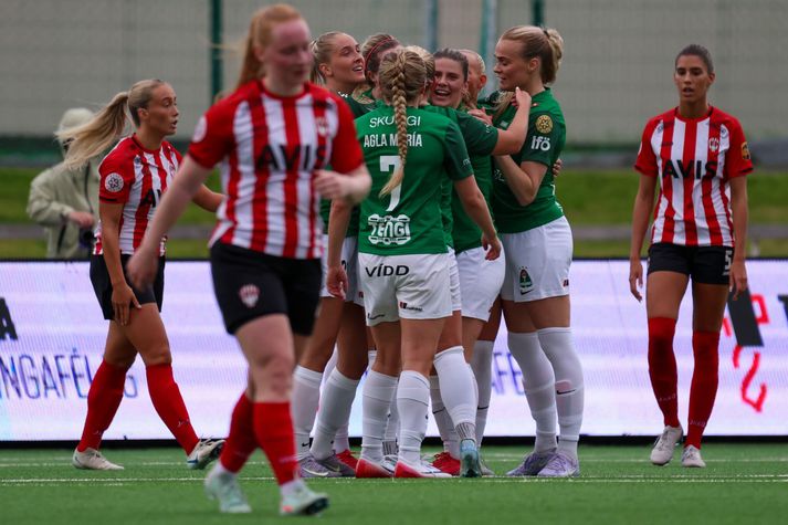 Blikar fagna þriðja marki sínu í kvöld sem Berglind Björg Þorvaldsdóttir skoraði.