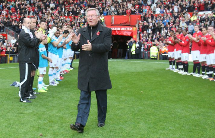 Maður dagsins. Leikmenn stóðu heiðursvörð er Sir Alex Ferguson mætti á völlinn í dag.