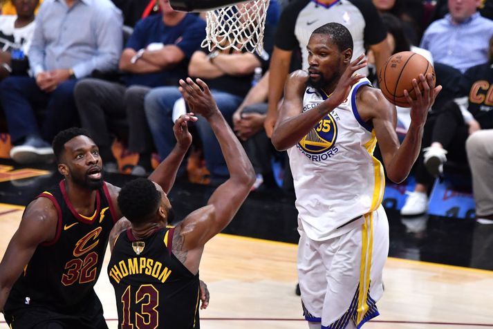 Durant sækir hér að körfu Cleveland í nótt.