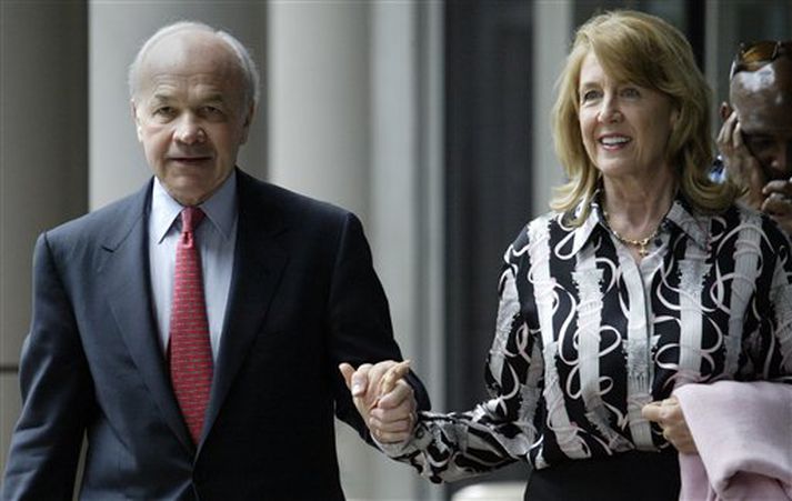 Kenneth Lay, stofnandi Enron, kemur í réttarsal ásamt eiginkonu sinni Lindu Lay.