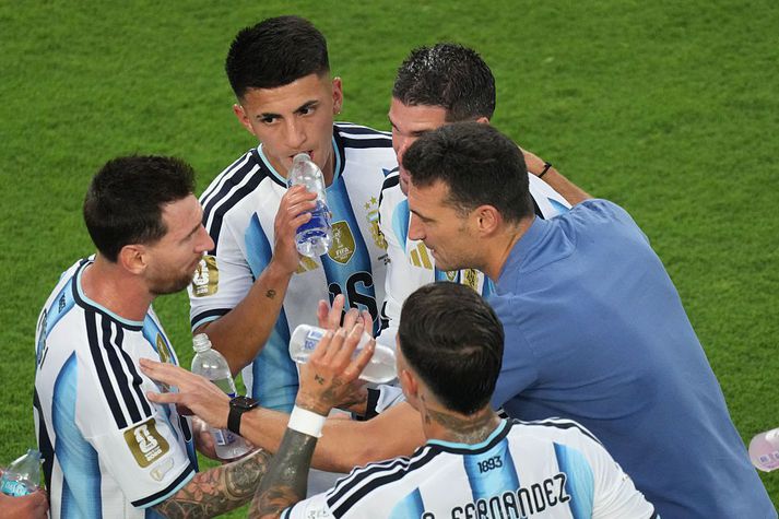 Lionel Scaloni ræðir við nafna sinn Lionel Messi í drykkjarhléi á HM.