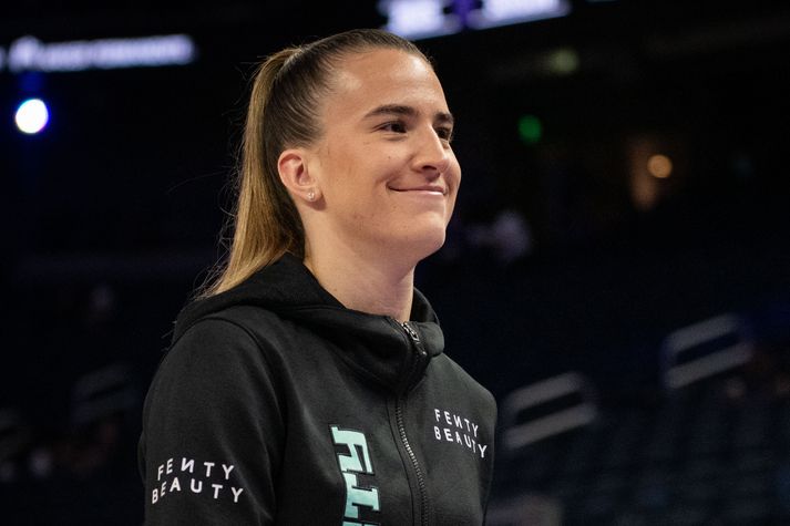 Sabrina Ionescu var alveg til í að bregða á leik og mæta á leikinn í dulargervi.