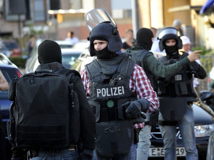 Lögreglan sat um manninn klukkutímum saman.