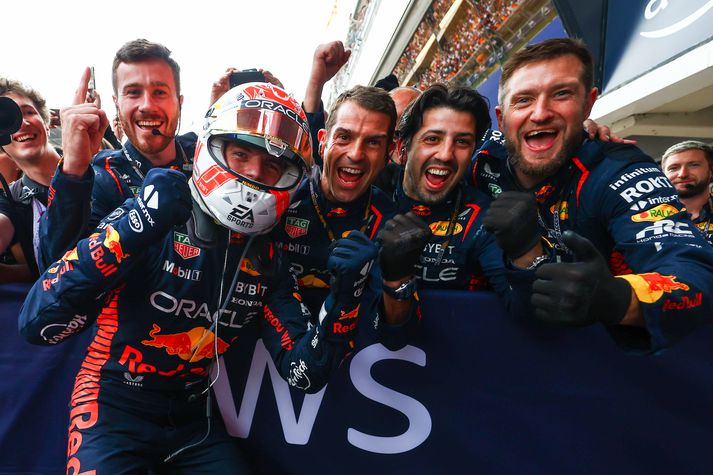 Verstappen fagnar með liðsfélögum sínum.