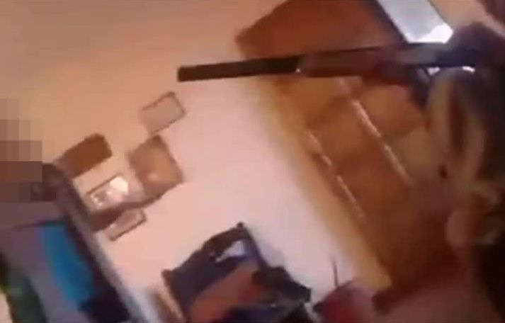 Stúlkan var skotin í andlitið.