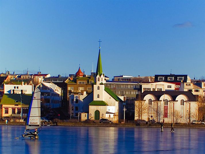 Piltur á seglhjóli á Tjörninni.