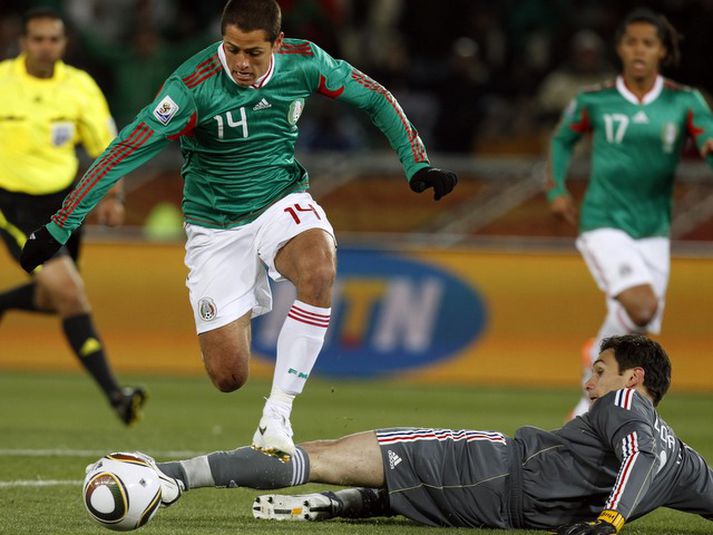 Nýi Manchester United maðurinn Javier Hernandez sést hér skora markið sitt í kvöld.