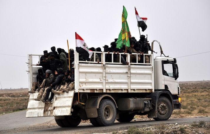 Hermenn og vígamenn hliðhollir stjórnvöldum á leið til Tikrit.