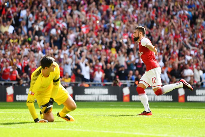 Olivier Giroud fagnar eftir að hafa skorað úr síðustu vítaspyrnu Arsenal.