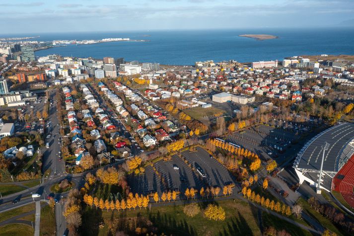 Lögregla segir að konunni hafi verið ráðinn bani í Laugardalnum.