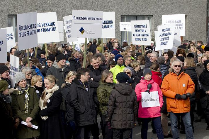 Félagsmenn BHM mótmæla bágum kjörum við Lækjartorg. Hluti félagsmanna þeirra hefur verið í verkfalli frá 7. apríl.