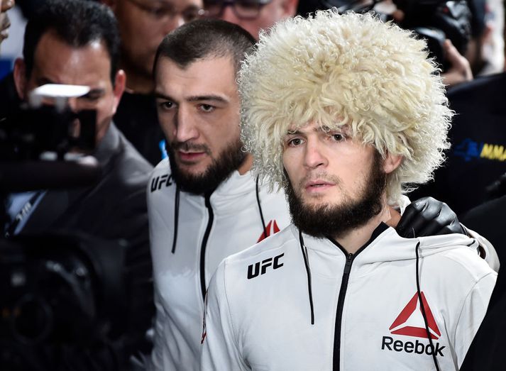 Khabib gengur inn í búrið um síðustu helgi.