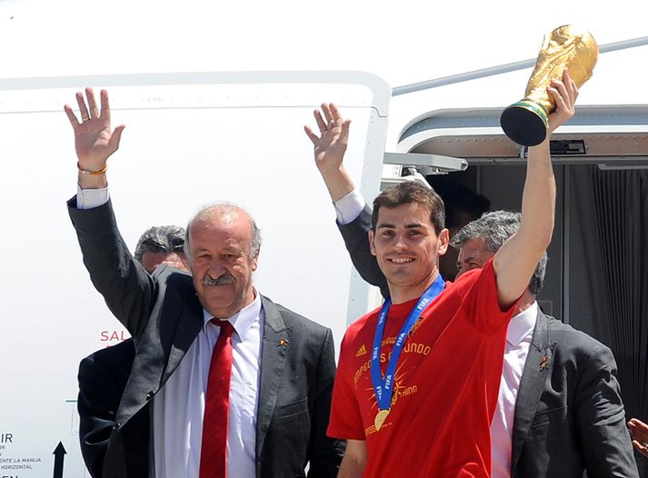 Iker Casillas fyrirliði og Vicente del Bosque þjálfari sýna bikarinn er þeir stigu út úr flugvélinni.