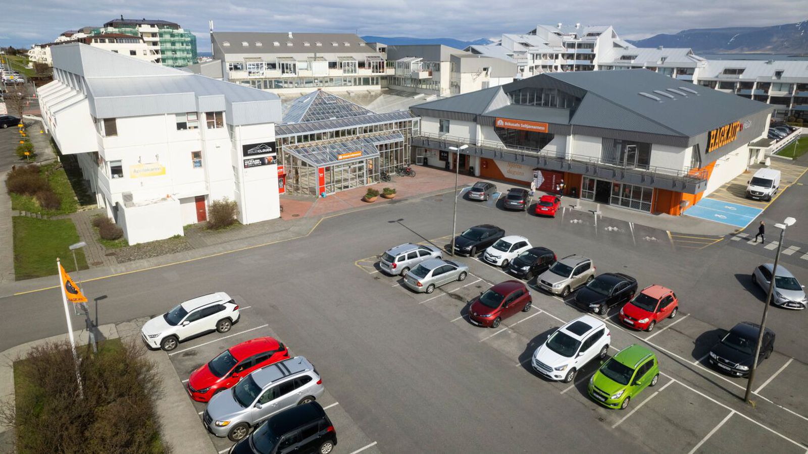 Mundaði hníf og skotinn með rafbyssu í Hag­kaup á Eiðis­torgi