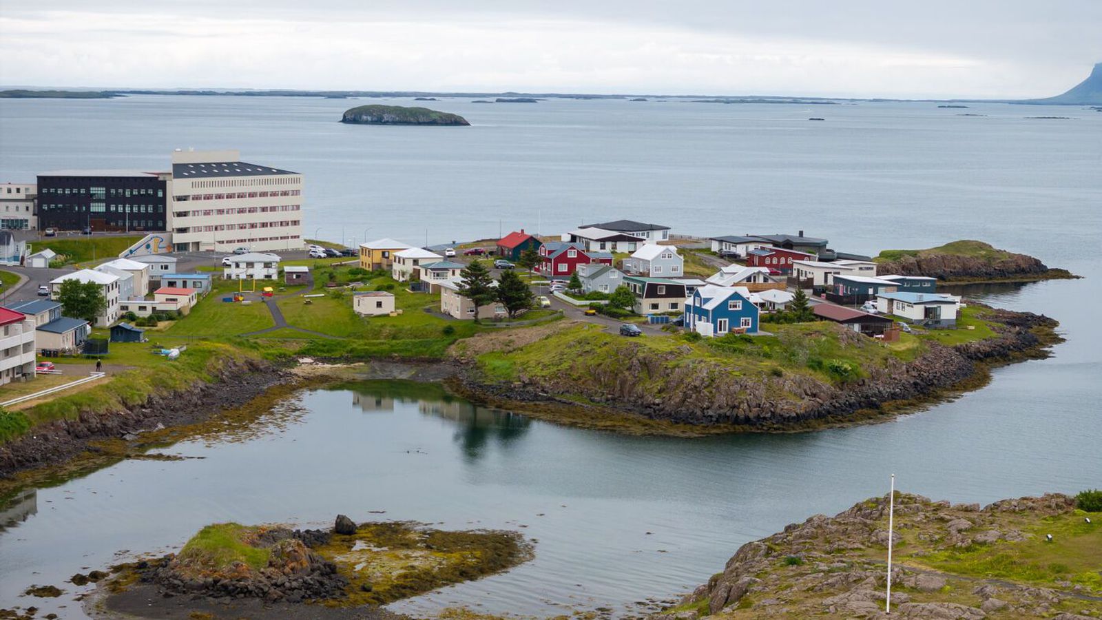 Stormur með tals­verðri rigningu síð­degis í dag