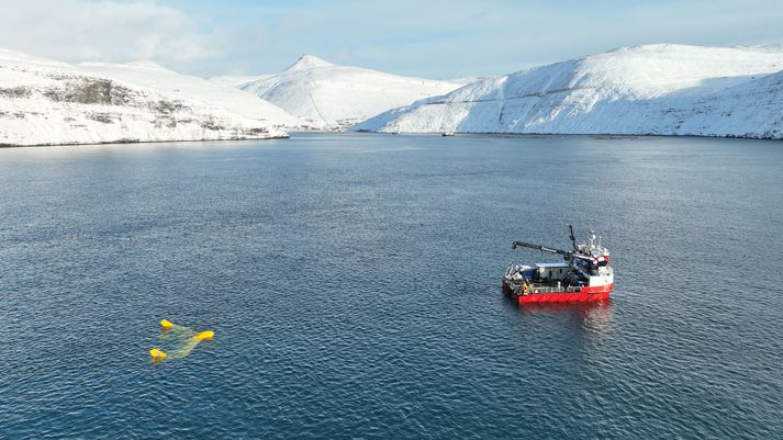 Sædrekinn Dragon 12 dreginn út á Vestmannasund við Straumey. Hann hóf að framleiða raforku inn á færeyska landskerfið þann 9. febrúar síðastliðinn.