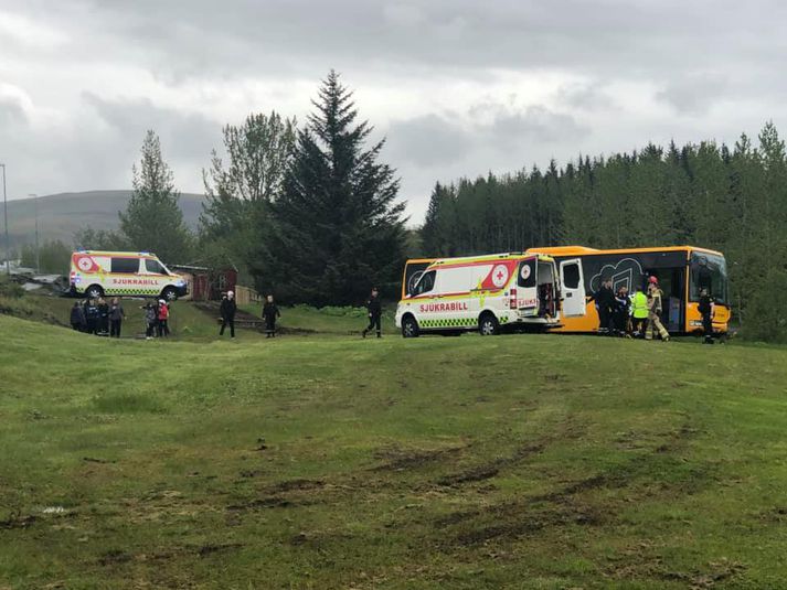 Vagninn hélst alltaf á hjólunum, sem þykir mikil mildi. Mynd er frá vettvangi í dag.