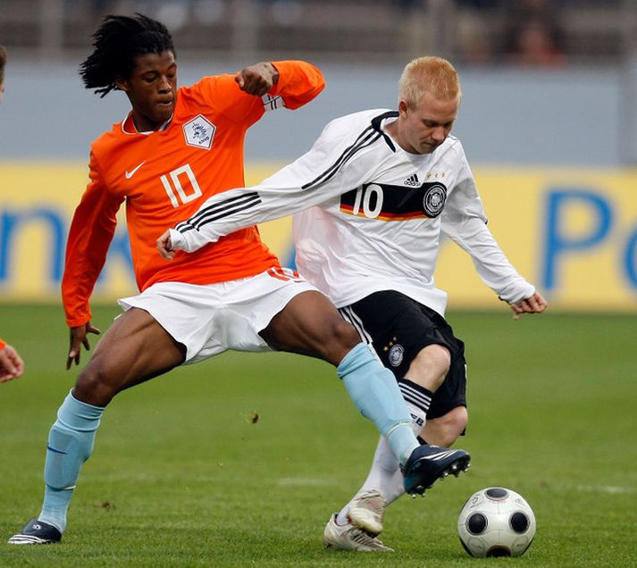 Wijnaldum er hér í leik með hollenska unglingalandsliðinu.