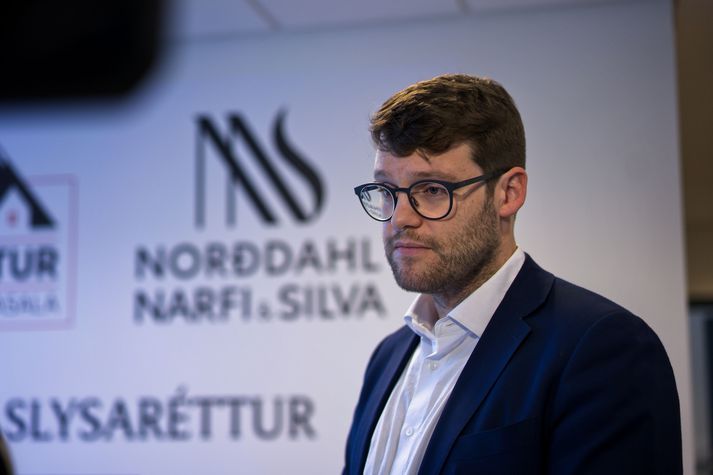 Helgi Þorsteinsson Silva lögmaður telur yfirgnæfandi meirihluta Venesúelabúa sem bíða niðurstöðu sinna mála hjá Útlendingastofnun og kærunefnd vera þátttakendur á vinnumarkaði. 