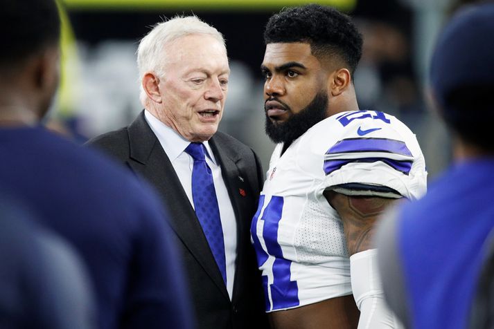 Jones spjallar hér við stjörnuhlaupara Kúrekanna, Ezekiel Elliott.