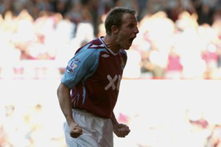 Lee Bowyer fagnaði marki sínu að hætti hússins