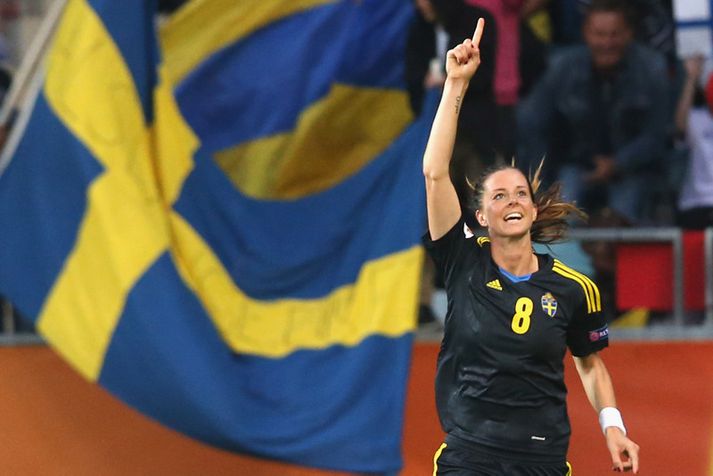 Markadrottningin Lotta Schelin fagnar fyrra marki sínu í Gautaborg í kvöld.