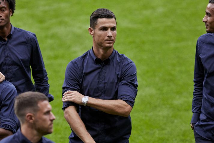 Cristiano Ronaldo skoðar leikvanginn hjá Atletico Madrid í gær fyrir leik liðanna í Meistaradeildinni í kvöld.