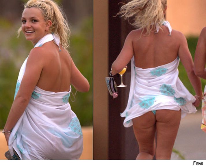 Þessar óheppilegu myndir náðust af Britney í fríi í Mexíkó á dögunum.